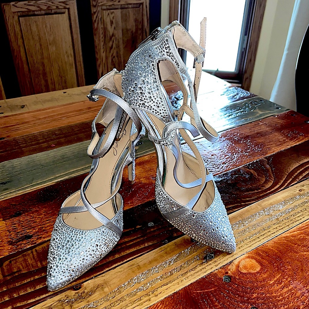 SOLD. Jewel Badgley Mischka Pumps 👠 💃🏻 💎